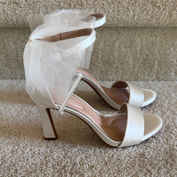 🤍Kelly & Katie White Satin Bridal Bow Heels 🤍 - Picture 3 of 8